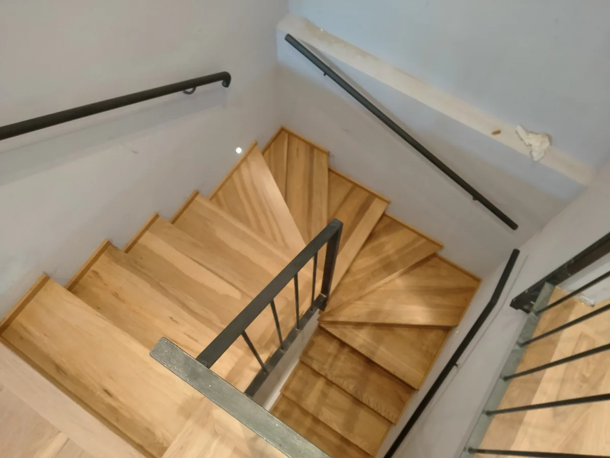 Scala interna rivestita in legno vista dall'alto