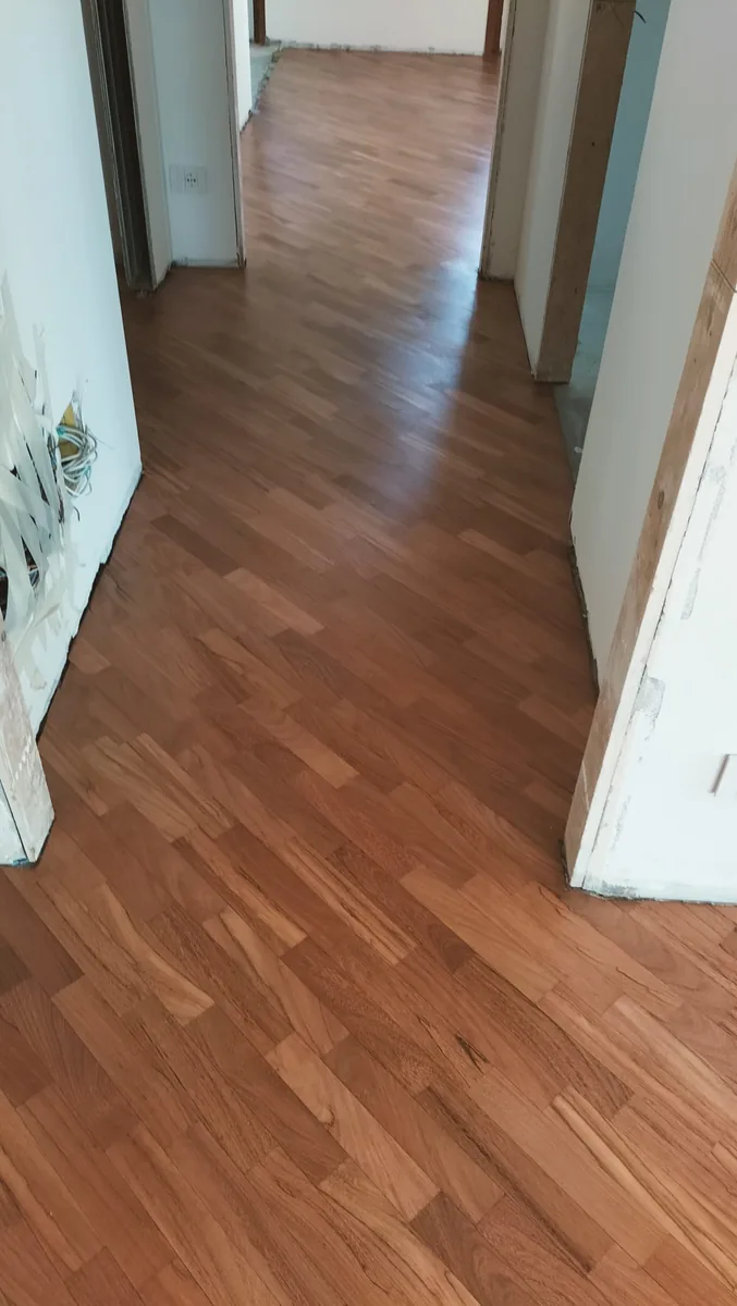 Pavimento in legno dai toni caldi con vista sul corridoio